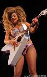 组图：Gaga开唱自摸肥臀诱惑歌迷 变身海洋生物