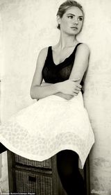 组图：抖奶超模凯特-阿普顿曝15岁嫩照  早熟少女曲线火辣