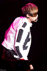 组图：金贤重上海开唱热舞 狂野掀衣秀腹肌