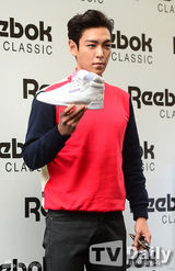 组图：BigBang成员TOP出席活动 俊朗时尚