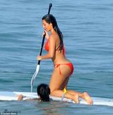 组图：卡戴珊穿比基尼划船 尺寸太小难掩肥臀