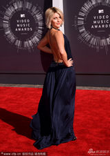 组图：朱利安-霍夫亮相红毯 裸背美裙抢镜