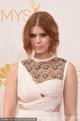 《纸牌屋》女星凯特-玛拉白裙亮相艾美红毯