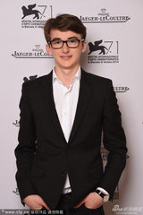 组图：《盒子怪》主创拍写真 小男主萌娃本色