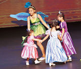 组图：陈奕迅10岁女儿歌舞表演 甜美扮花蝴蝶