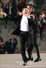 组图：鸟叔朗朗跨界合作 JYJ热唱亚运主题曲