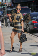 组图：洛佩兹超短裙秀大腿 黑超遮面土豪范十足