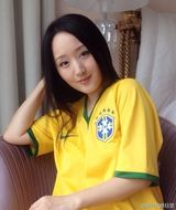组图：杨钰莹穿球衣变足球宝贝 43岁犹如少女