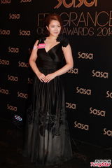 组图：周秀娜粉裙挤深沟 苟芸慧被强吻自觉愚蠢