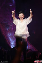 组图：孙燕姿演唱会紧身裤玩倒立 牵手张学友