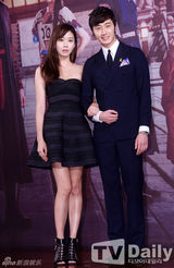 组图：《巡夜人》丁一宇郑允浩西服亮相显英气