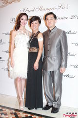 组图：邝美云陈法蓉等出席晚宴  女星抛胸斗艳