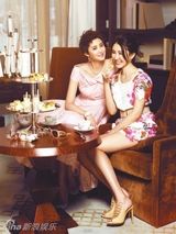 组图：张歆艺吕夏葳闺蜜写真 下午茶互喂食