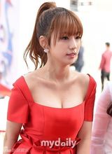 组图：胡歌亮相韩国颁奖礼 大胡子梳背头难认出