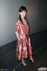 组图：周慧敏印花连衣裙亮相 拒评星爷向太冲突