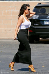 组图：卡戴珊屁股大如球 撩发卖弄风骚秀S曲线