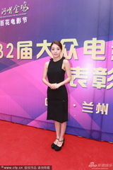 组图：赵薇黑超遮面身材纤瘦 黄晓明西装帅气