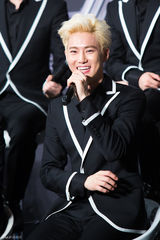 独家高清：EXO出道两年首开唱 11成员一夜长大