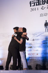 组图：陈坤行走敦煌启动 现场曝周迅婚讯