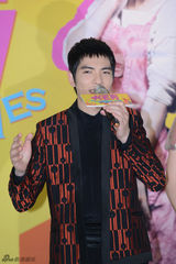 组图：萧敬腾《大宅男》首映 拍摄时雨就没停过