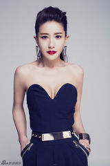 组图：张暖雅赴台拍写真 多样风格尽显优雅魅惑