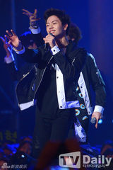 组图：众男团帅气大比拼 SHINee激情献唱