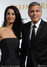 组图：乔治-克鲁尼携娇妻现身晚宴 紧搂蛮腰满面春风