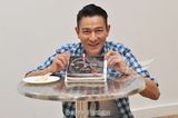 组图：刘德华庆生吃蛋糕卖萌 许愿一直帅下去