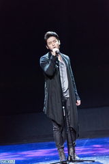 独家高清：金起范上海会粉丝 回归歌手身份催泪