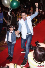 组图：Kimi卖萌耍宝人气高 与老爸台北捞金