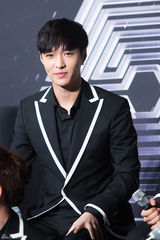 独家高清：EXO出道两年首开唱 11成员一夜长大