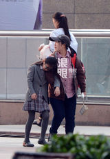 独家：冯小刚女儿穿校服活泼可爱 与徐帆亲昵