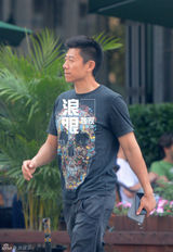 独家：夏雨胡静与友人喝下午茶 巧遇颜丹晨