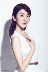 组图：刘庭羽曝光纯色写真 清爽短裙眼眸迷人