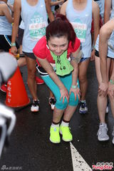 组图：小S张钧宁素颜马拉松 Selina脸红飙泪