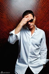 组图：尚格云顿一字马不怕模仿 学TFBoys跳舞