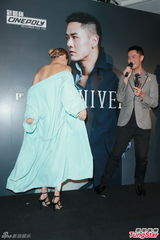 组图：吴雨霏当众脱浴袍露香肩 贺蓝奕邦加盟