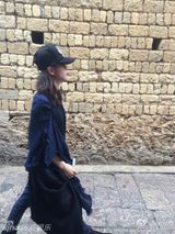 组图：隆诗牵手游丽江 吴奇隆贴心为女友夹菜