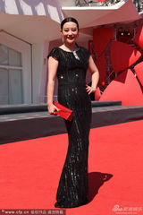 组图：郝蕾黑色亮片礼服裙亮相雍容华贵