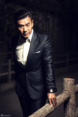 组图：徐佳写真大片曝光 戏里戏外尽显型男本色