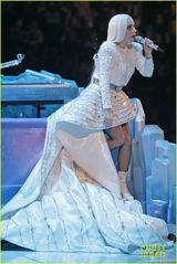 组图:Lady Gaga巡演战衣奢华 白发魔女造型冷艳