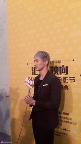 组图：群星亮相华谊之夜红毯熠熠生辉