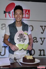 组图：陈柏宇办生日会扬言三年后与女友结婚