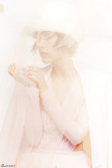 组图：海清封面大片演绎仲夏之梦 变仙境精灵