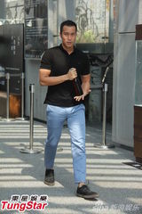 组图：张孝全为电影健身 拉筋冷笑喊：很辛苦