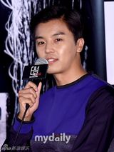 组图：李诗元郑诗妍出席发布迷你裙险走光