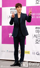 组图：刘仁娜出席发布会 高腰短裙秀美腿