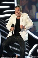 组图：MTV现场搞怪不断 上演女女热吻秀恩爱