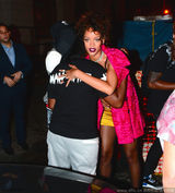 组图：蕾哈娜盛装看秀却耍大牌迟到 改道用餐