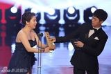 组图：百想全智贤金秀贤拿奖开怀 陶子下蹲颁奖